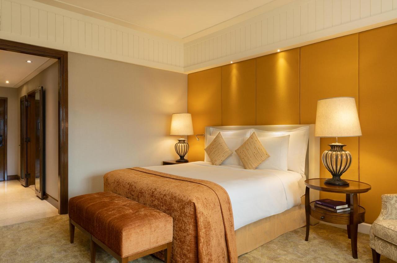 Anantara Siam Bangkok Hotel Exterior foto A bedroom at the Taj Mahal Palace