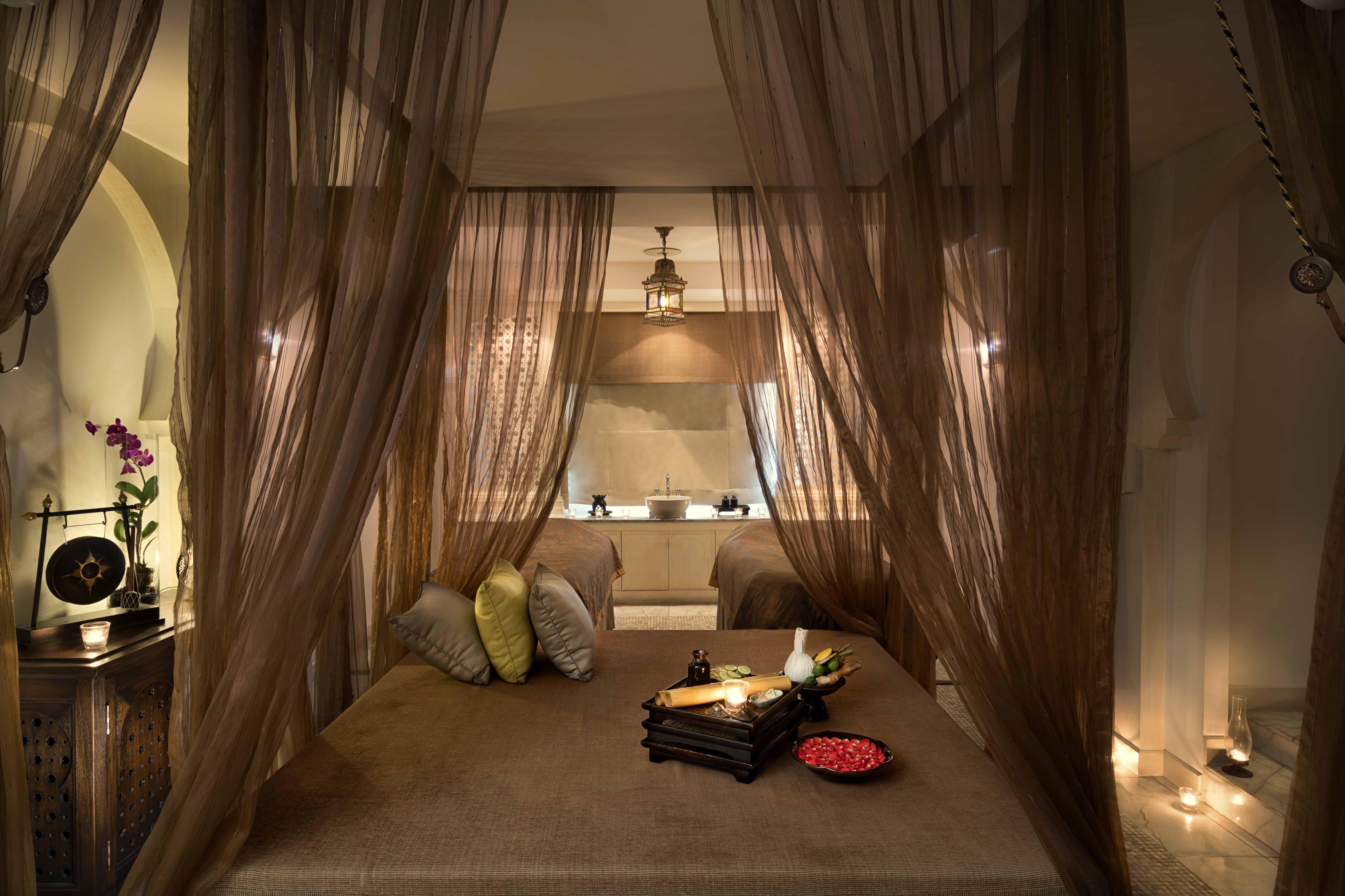 Anantara Siam Bangkok Hotel Exterior foto A spa treatment room at The Peninsula Bangkok