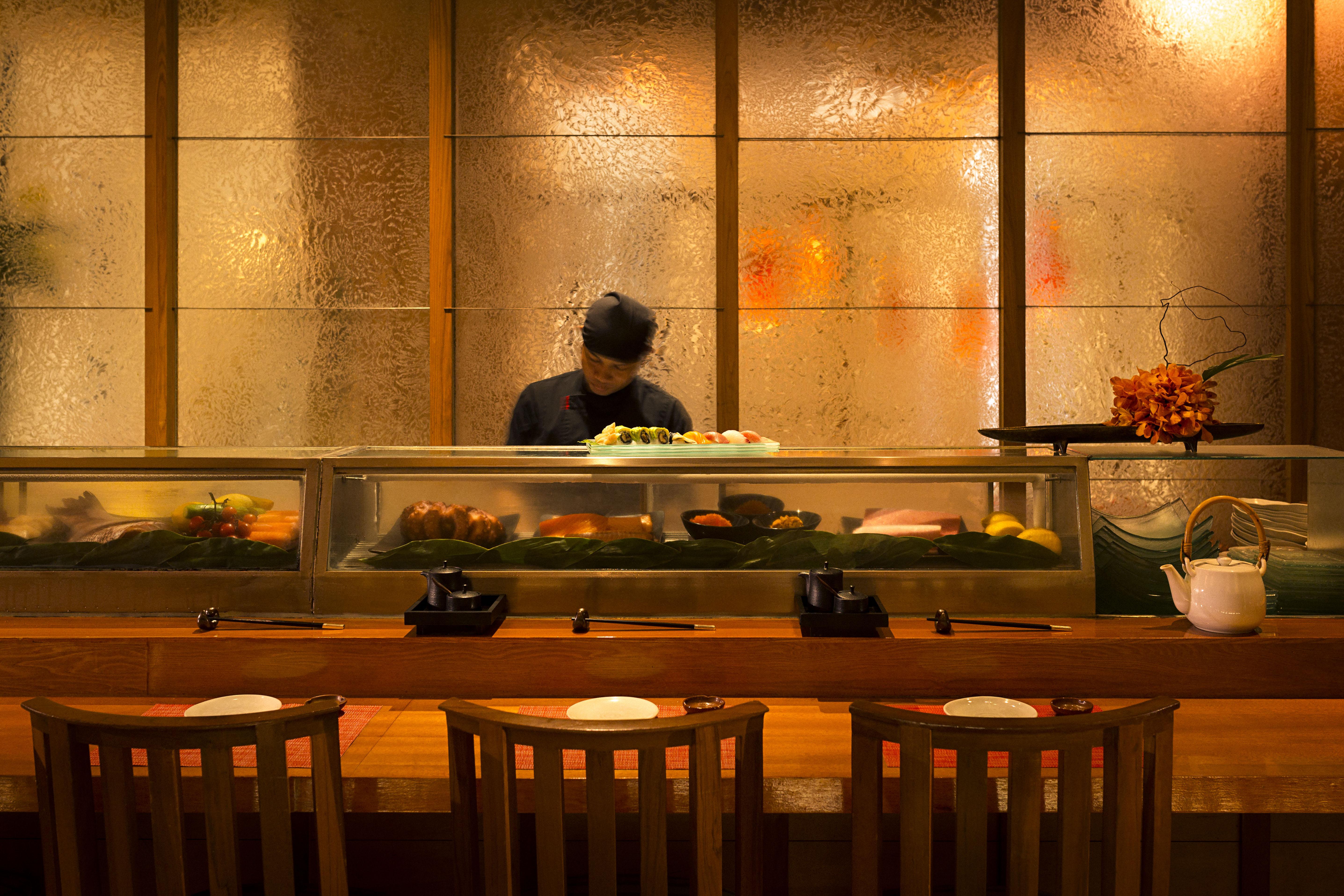 Anantara Siam Bangkok Hotel Exterior foto A sushi bar in Tokyo