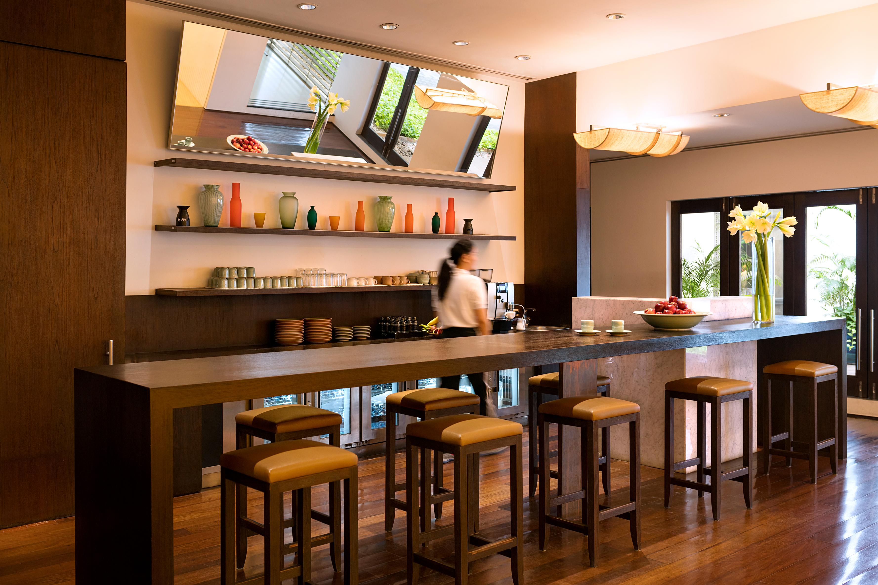 Anantara Siam Bangkok Hotel Exterior foto A bar at a hotel