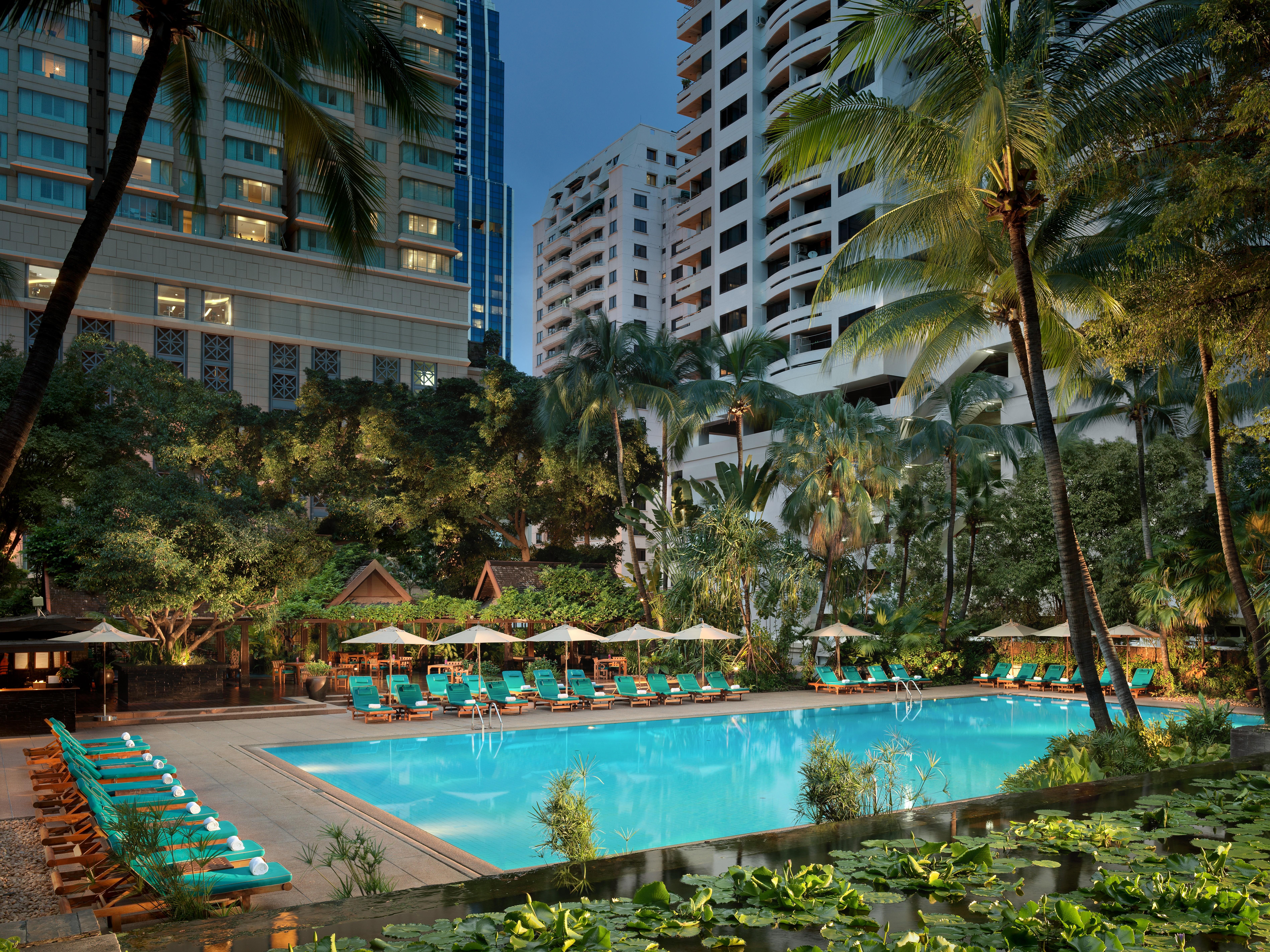 Anantara Siam Bangkok Hotel Exterior foto The pool at the hotel