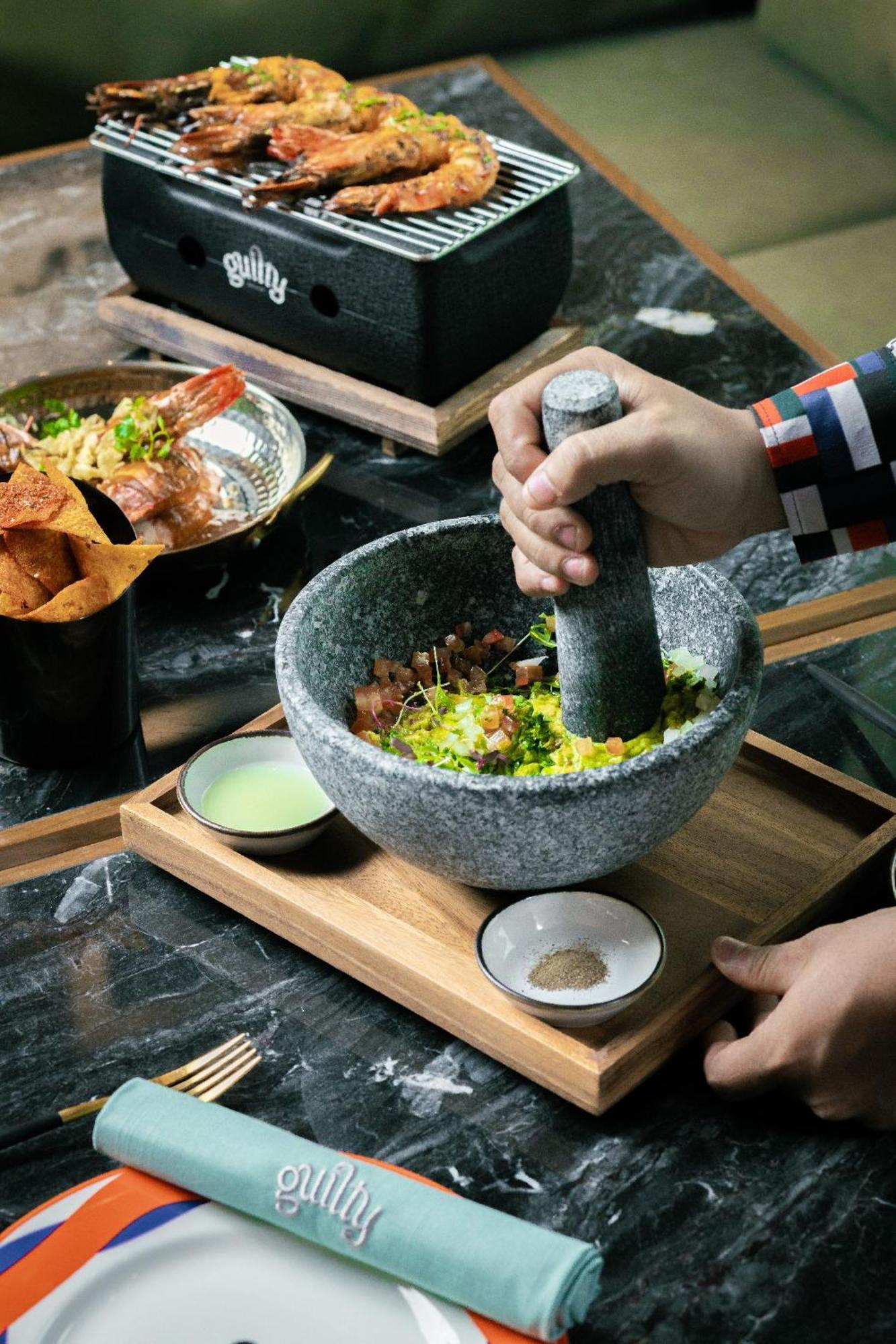 Anantara Siam Bangkok Hotel Exterior foto A mortar and pestle in use
